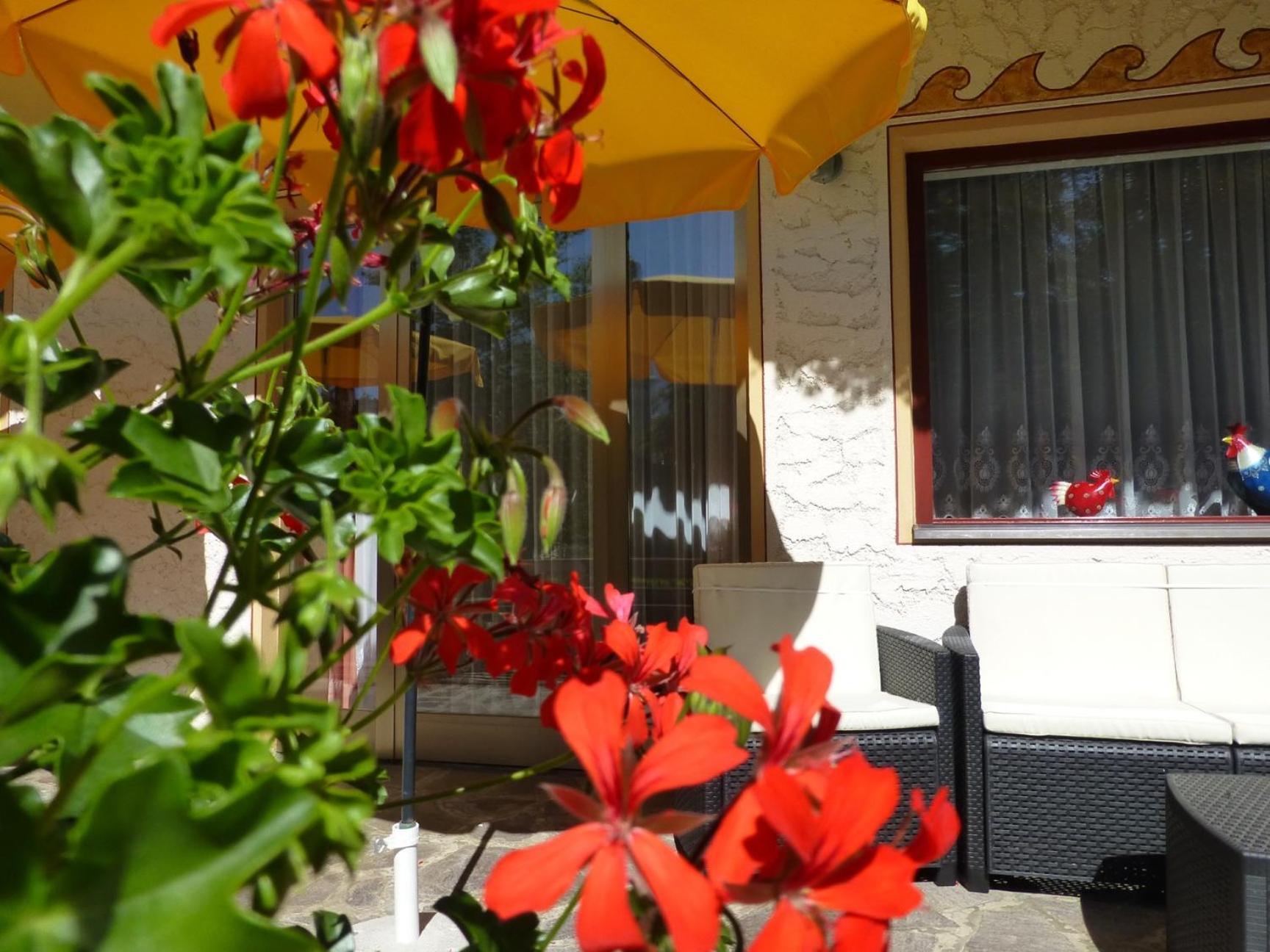 Garni Helfer Bed & Breakfast Dobbiaco Exterior photo